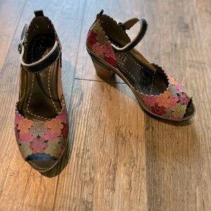 L’Artiste by Spring Step. Worn once. Smoke free home.